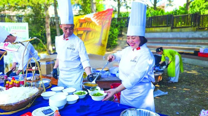 Các đầu bếp Việt phục vụ phở tại Praha, Séc. Ảnh: Nguyên Hưng
