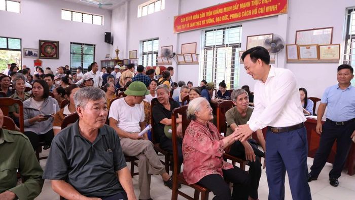 Người dân phấn khởi khi nhận tiền hỗ trợ đền bù. Ảnh: TH