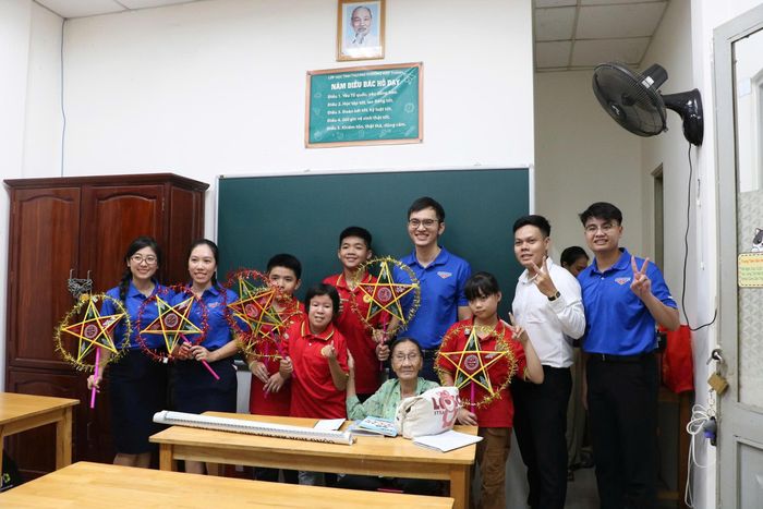  Học trò của lớp thường xuyên được cộng đồng giúp đỡ. 