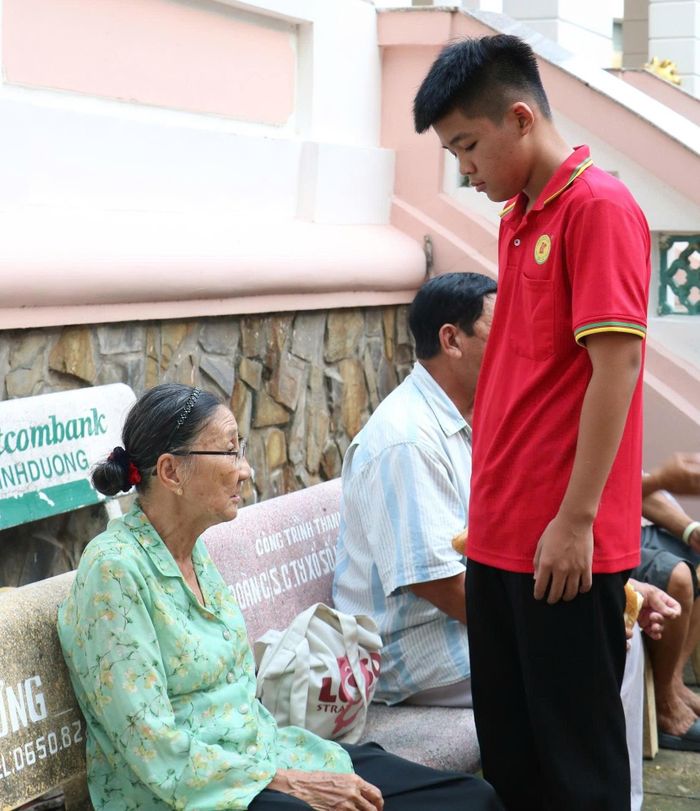  Em Hùng Lương được bà Ba dặn trò chuẩn bị lớp trước khi có khách ghé thăm. 