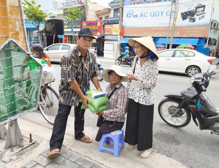  Bà Ba phát gạo có những người khó khăn trên địa bàn. 