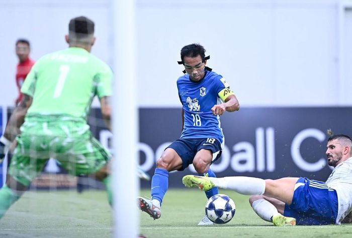  Chanathip đeo mặt nạ thi đấu. Ảnh: BG Pathum United. 