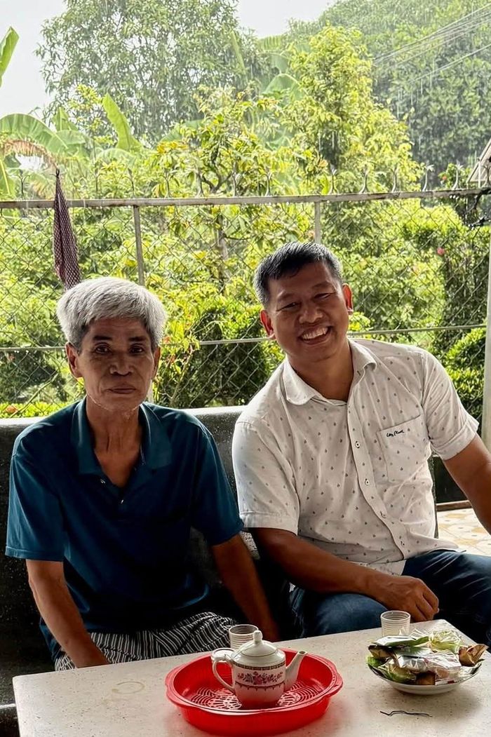  Anh Thuận (áo trắng) trò chuyện cùng ông Sét về tâm huyết khi tạo tác hàng rào bông trang độc đáo. 