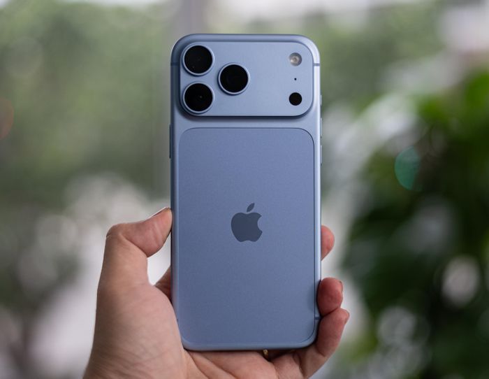  iPhone 18 Pro Max được nâng cấp nhiều về camera, hiệu năng và pin. Về ngoại hình, máy có màu sắc mới nhưng không quá nhiều khác biệt so với thế hệ trước. Ảnh: Xuân Sang.