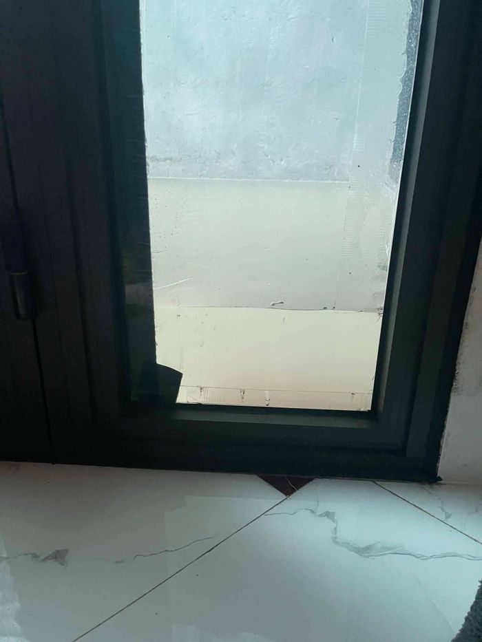 Gia đình chị Vân Anh phải chắn kín các lối nước chảy vào nhà.