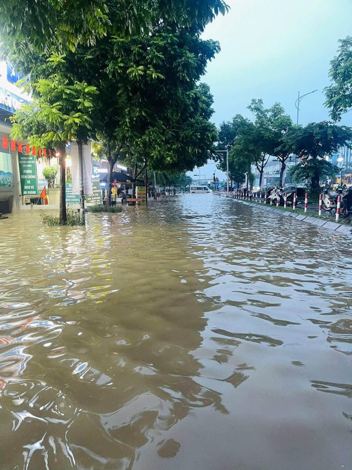 Vợ chồng chị Giang thấp thỏm lo hàng hóa bị ngập nước.