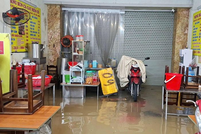 Quán bún cá của anh Đương không thể kinh doanh vì bị ngập.
