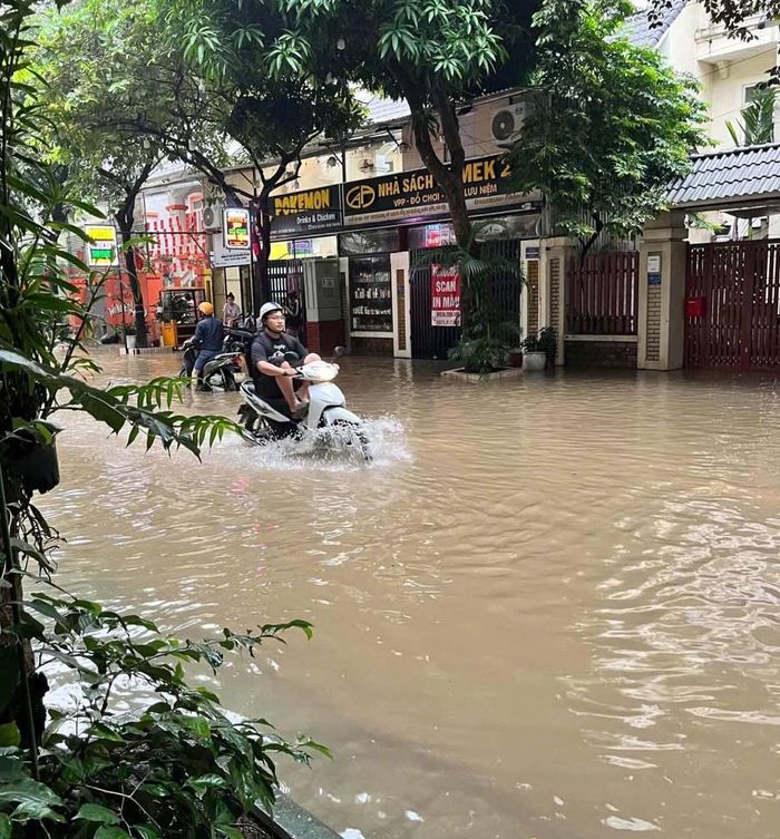 Nước ngập cao trước căn biệt thự 30 tỷ đồng của anh Hà.