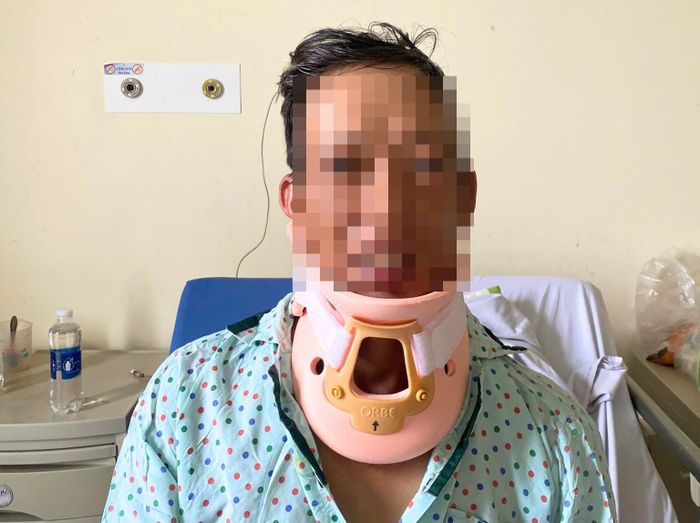Bệnh nhân phải dùng nẹp để cổ thẳng lại. Ảnh: BVCC.