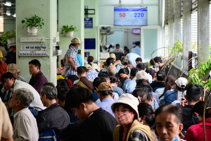 Cảnh đông đúc chờ khám tại Bệnh viện Chợ Rẫy. Ảnh: Hoài Bảo.