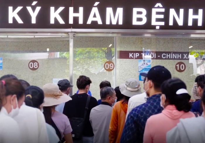  Quầy đăng ký khám bệnh của Bệnh viện Y Dược TP.HCM luôn trong tình trạng đông đúc. Ảnh: BVCC. 