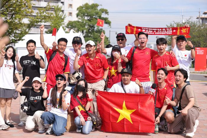 Không khí sôi động trước giờ bóng lăn. Ảnh: Mai Hưng.
