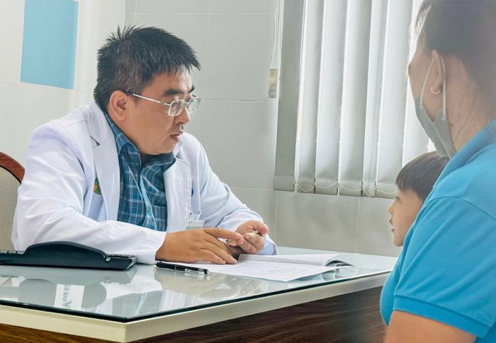  Theo bác sĩ chuyên khoa II Nguyễn Thanh Sang, lệ thuộc tivi, điện thoại thông minh có thể ảnh hưởng đến sức khỏe tâm thần và khả năng học tập của trẻ nếu kéo dài. Ảnh: BVCC. 
