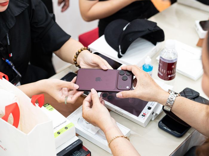  Phiên bản iPhone 18 Pro màu Burgundy. Ảnh: Xuân Sang. 
