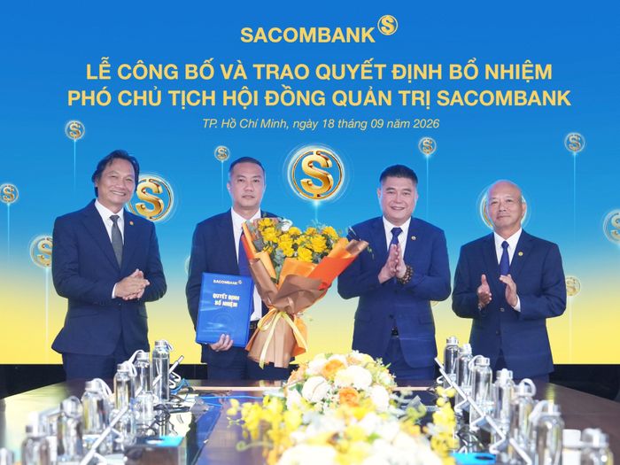 Ông Nguyễn Xuân Vũ (cầm hoa) trở thành tân Phó chủ tịch HĐQT Sacombank. Ảnh: STB.