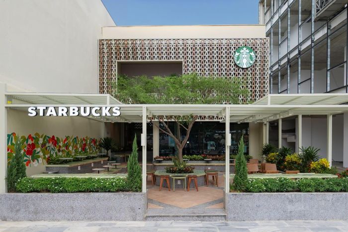  Một sản phẩm mới tại chuỗi lớn thường được tính toán xa hơn một ly đồ uống bán tại cửa hàng. Ảnh: Starbucks. 