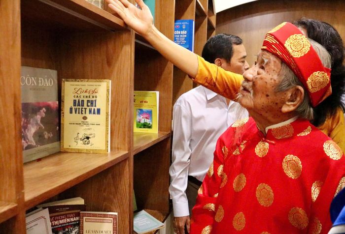  Nhà nghiên cứu Nguyễn Đình Tư tham quan Không gian trải nghiệm Thư viện số Nguyễn An Ninh vào ngày khánh thành. Ảnh: Đăng Khương. 
