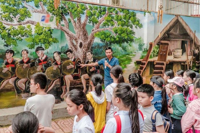  Bích họa văn hóa cồng chiêng Tây Nguyên ở Đường sách Cà phê Buôn Ma Thuột. Ảnh: NVCC. 