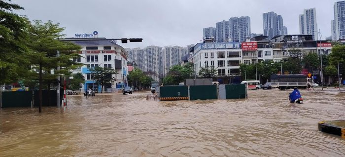  Khu vực ngã tư Hoàng Tùng - Nam An Khánh, phía ngoài cổng chào bị ngập sâu. Ảnh: Thắng Quang. 