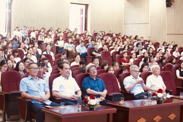  Các nhà giáo dục tại buổi tọa đàm. 