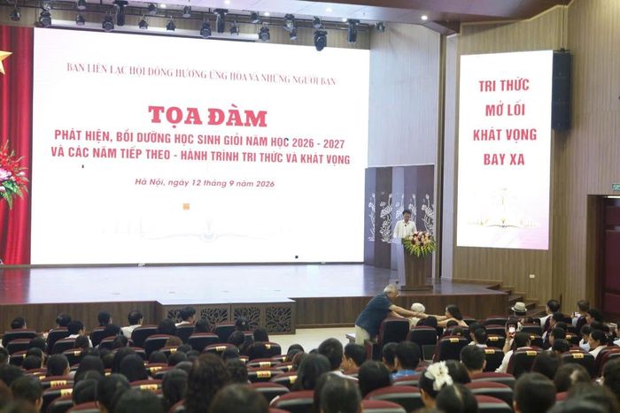  Khoảng 500 giáo viên dạy giỏi, nhà quản lý giáo dục, nhà khoa học và nhà nghiên cứu tham dự tọa đàm. 