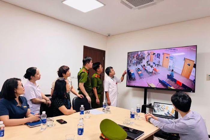  Lực lượng Công an làm việc tại với bệnh viện kiểm tra camera ghi lại sự việc xảy ra. 