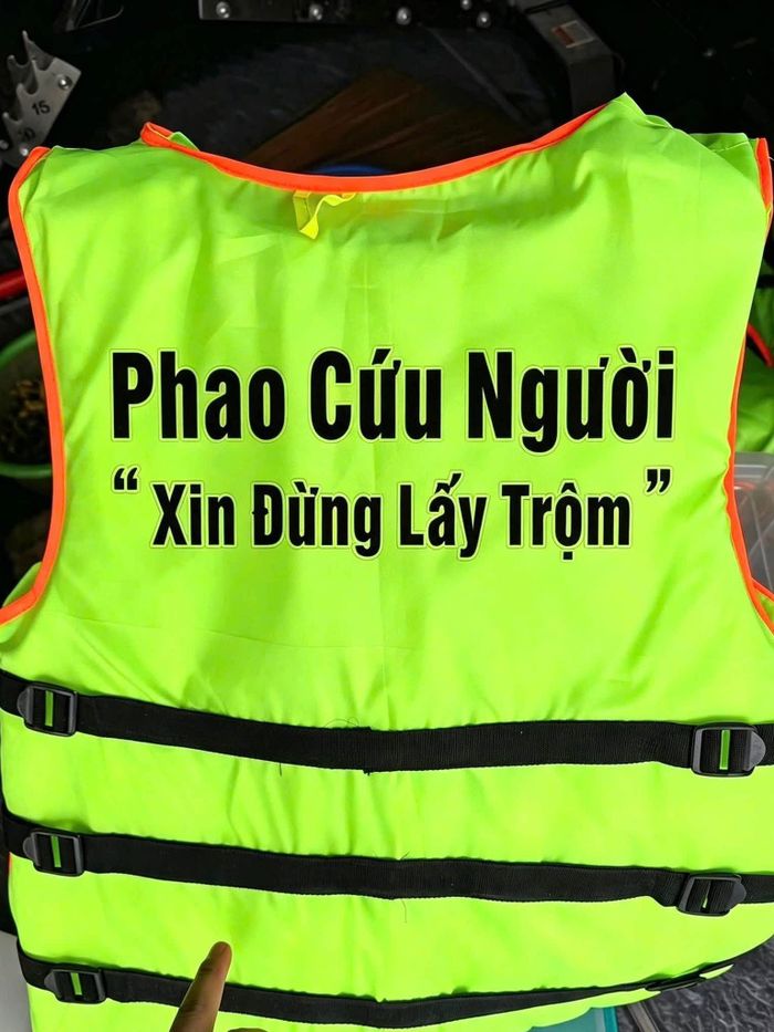  Những chiếc áo phao được Quang tự tay chuẩn bị. 