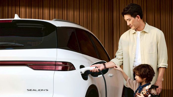 Điểm cộng của xe là hệ truyền động PHEV, có thể vừa đổ xăng vừa sạc pin. Ảnh: BYD.