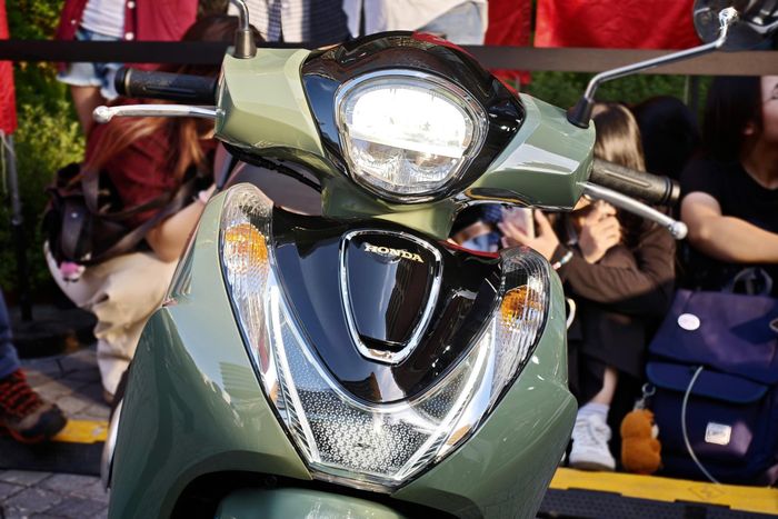 Điểm khác biệt đầu tiên là phần mặt nạ phía trước, nay được tiết chế các đường cắt xẻ trở nên tối giản hơn. Hệ thống đèn công nghệ LED với họa tiết kiểu điểm sáng.