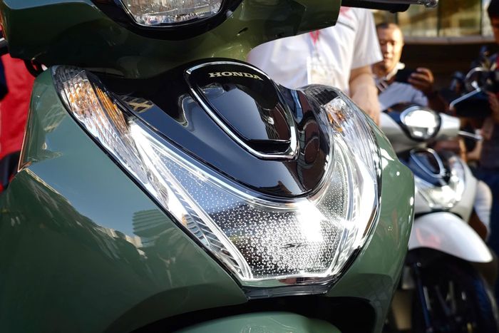 Với giá bán này, Honda tiếp tục đứng cùng bàn cân với các mẫu tay ga tầm trung - cao cấp trên thị trường như Piaggio Liberty (57,5-59,3 triệu đồng) hay Yamaha Grande (46-50,5 triệu đồng), Yamaha NVX (55,3-68 triệu đồng).