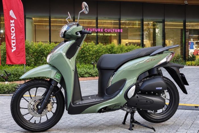 Nhìn tổng thể xe không quá nhiều khác biệt về thiết kế so với bản tiền nhiệm. Honda tiếp tục phân phối SH Mode với tổng 4 phiên bản, giá dao động 60,7-67,59 triệu đồng.
