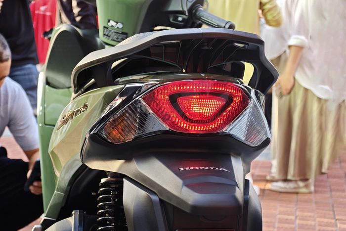 Cụm đèn hậu đặt nối liền dưới yên xe trên Honda SH Mode 2026.