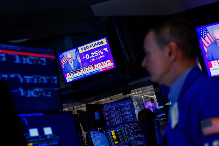 Nhân viên giao dịch trên sàn chứng khoán New York xem thông báo từ Fed hôm 16/9. Ảnh: Reuters. 