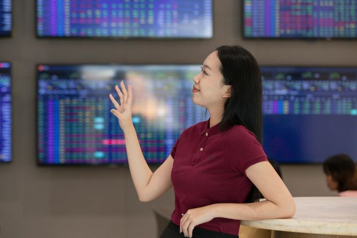  Chuyên gia lưu ý nhà đầu tư cần thận trọng và không chạy theo các cổ phiếu tăng "nóng" hoặc tăng quá nhanh. Ảnh minh họa: Phương Lâm. 
