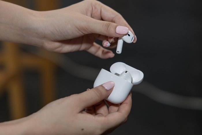  AirPods 5 vẫn là tai nghe không dây phổ thông của Apple, nhưng giờ đã được bổ sung nhiều tính năng từ dòng cao cấp. 