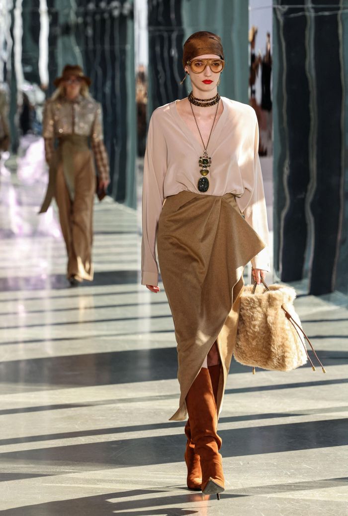 Thương hiệu Tommy Hilfiger (trái) và Sabyasachi Mukherjee trở lại New York Fashion Week sau nhiều năm vắng bóng. Ảnh: David ‘Dee’ Delgado, Caitlin Ochs/Reuters.