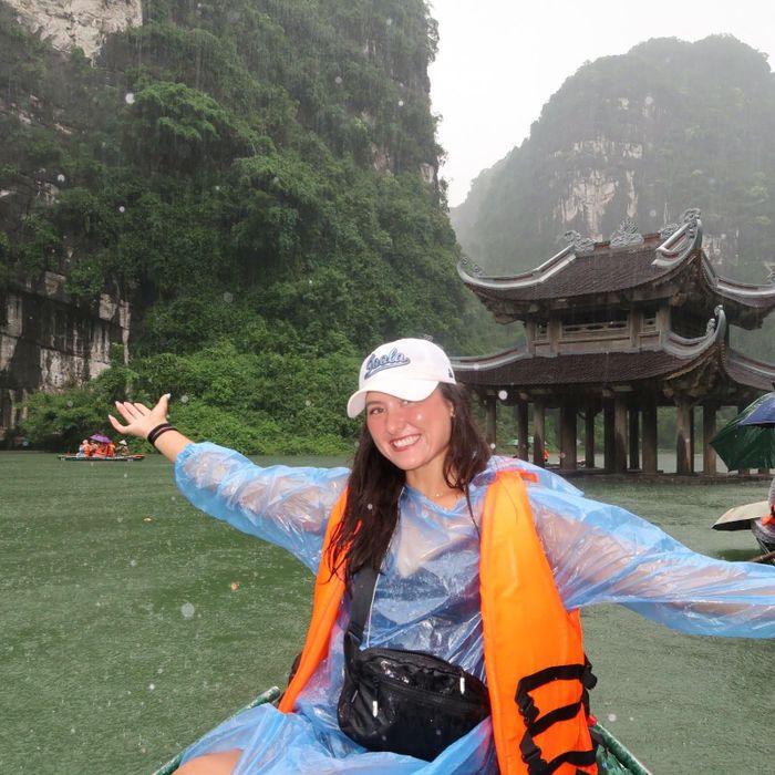Anna đội mưa, đi thuyền ở Tràng An.