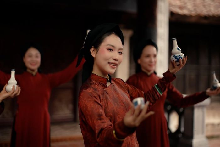 Những động tác múa phát triển từ hình thức diễn xướng truyền thống và điệu múa mời rượu trong MV. Ảnh: Phương Mỹ Chi.