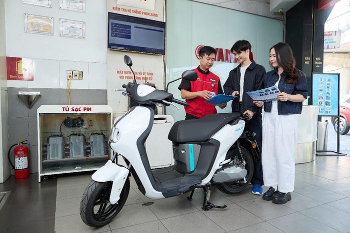 Khách hàng sử dụng dịch vụ tại Yamaha Town.