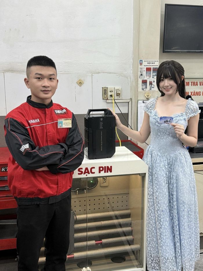 Người dùng sử dụng dịch vụ giao pin thông qua đội ngũ ZuttoRide.