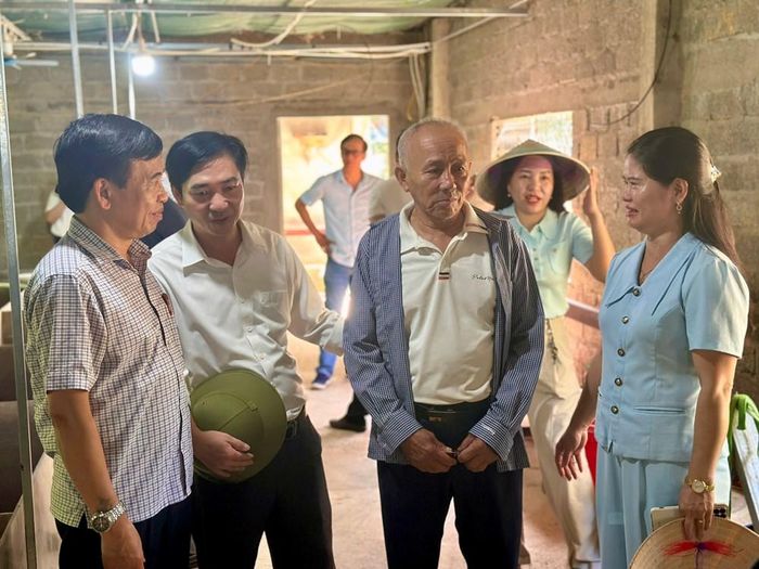Chủ tịch UBND xã Vĩnh Tường bà Bùi Thị Phượng giới thiệu Mô hình kinh tế mới nuôi dúi giống và thương phẩm tại xóm Hòa Sơn 3, xã Vĩnh Trường, Nghệ An