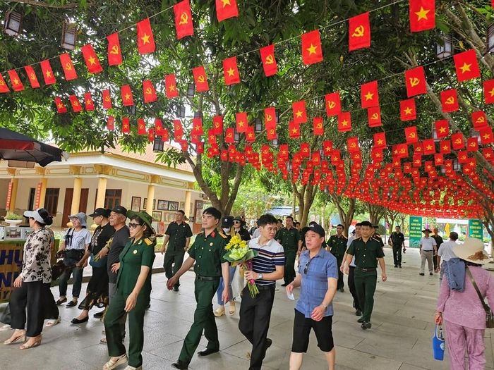 Dòng người về thăm quê hương Chủ tịch Hồ Chí Minh dịp lễ