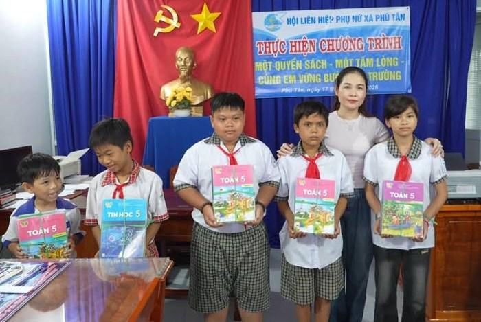 Những bộ sách giáo khoa được trao tặng góp phần giúp học sinh có đủ sách phục vụ học tập trong năm học mới