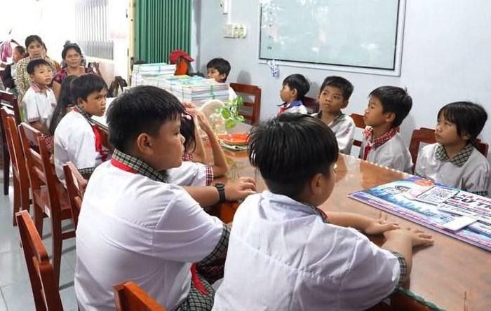 Chương trình “Triệu phần quà san sẻ yêu thương” trao sách giáo khoa cho học sinh có hoàn cảnh khó khăn