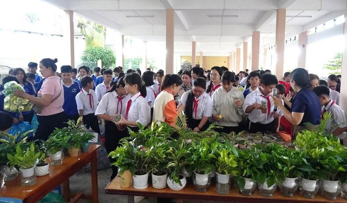 Các học sinh rất thích thú khi được lựa lấy những chậu cây xanh yêu thích