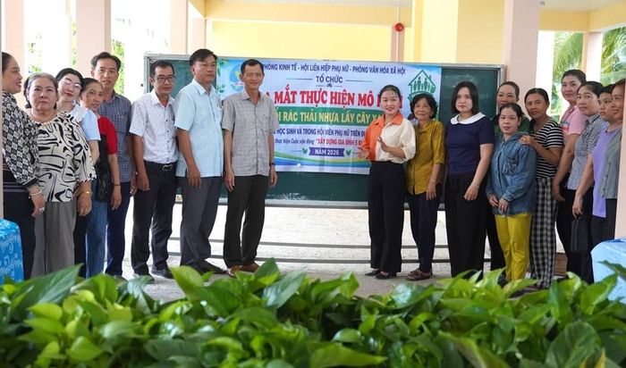 Các đại biểu, thầy cô trong buổi ra mắt mô hình đổi rác thải nhựa lấy cây xanh trong