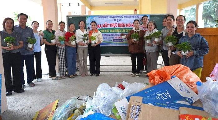 Hội viên Hội Liên hiệp phụ nữ xã Phú An cũng mang rác đến đổi chậu cây xanh