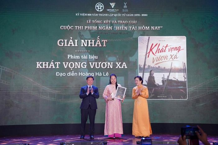 Phó Trưởng ban Thường trực Ban Tuyên giáo Trung ương Trần Thanh Lâm và Chủ tịch Hiệp hội Xúc tiến phát triển Điện ảnh Việt Nam Ngô Phương Lan trao giải nhất cho tác giả Hoàng Hà Lê