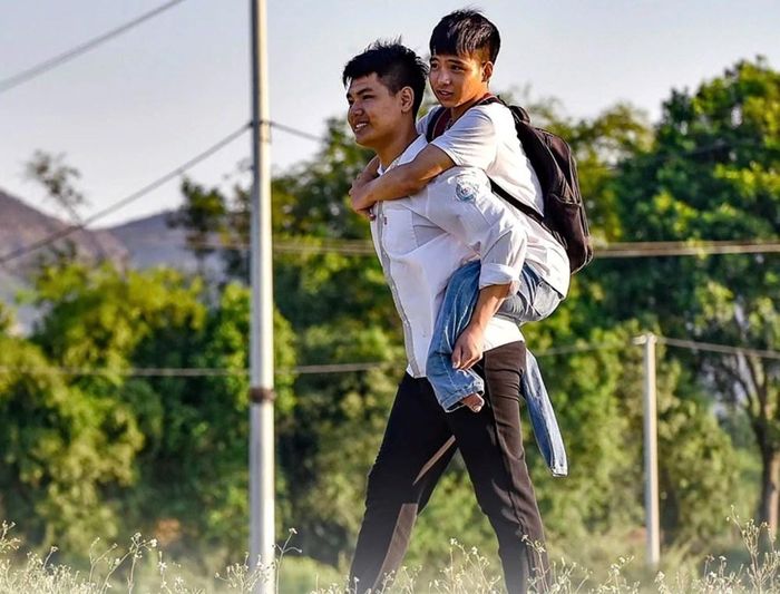 Ngô Văn Hiếu cõng bạn Nguyễn Tất Minh đi học suốt 10 năm. Ảnh: BÁO THANH HÓA