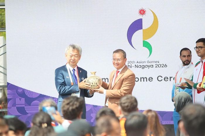 Ban tổ chức trao quà lưu niệm cho Trưởng đoàn Nguyễn Hồng Minh
